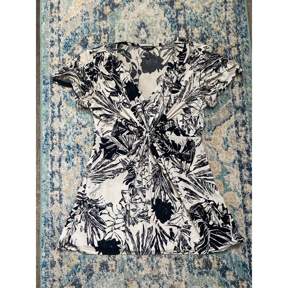 Short sleeve v neck knot front top